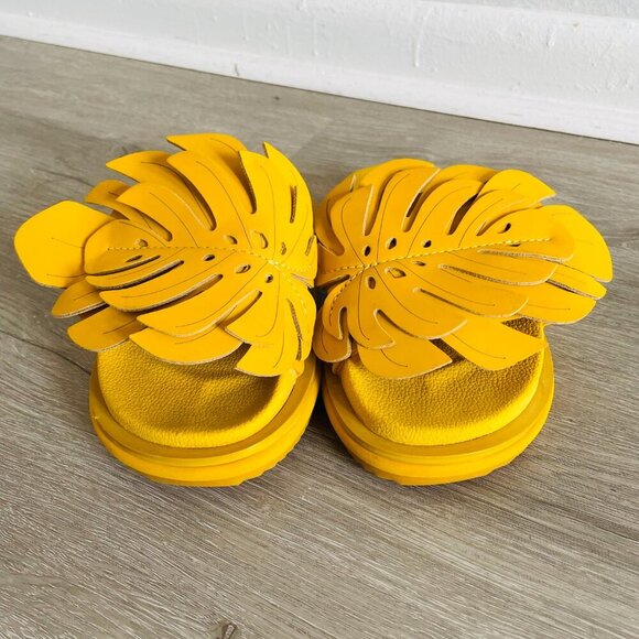 Farm Rio Monstera Mustard Yellow Sliders Size US 6 - Picture 2 of 5